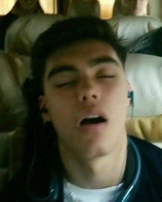 vic_hyuga's tweet photo. "Ele dormia como um anjo"

#tiposdefic #tiposdefics #tiposdefanfic https://t.co/jME21Glv9L