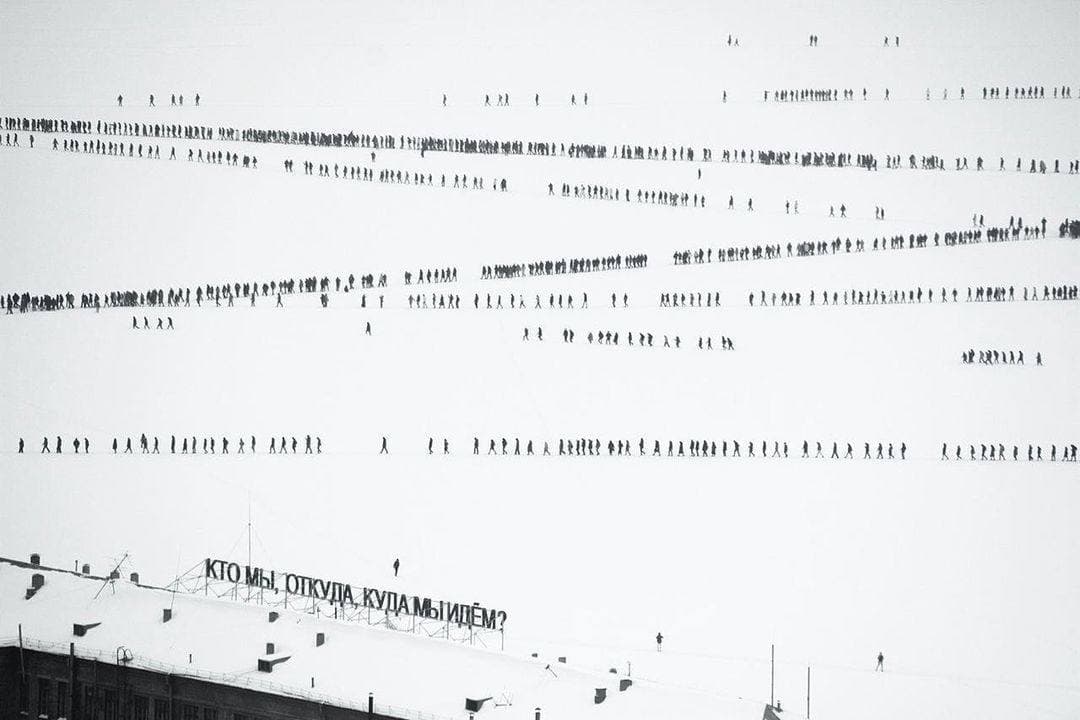 Runavy's tweet image. Виктория Халиуллина. Екатеринбург, Россия. 2021 год. Протестующие по льду городского пруда отходят от оцепленного ОМОНом сквера.