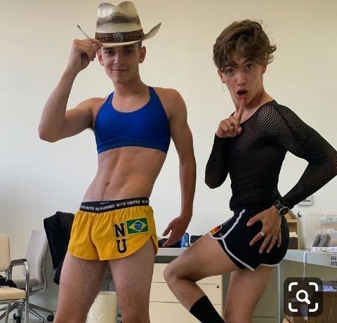 vic_hyuga's tweet photo. "eles eram os bad boys da escola qualquer um que visse eles ficava com medo"

#tiposdefic #tiposdefics #tiposdefanfic https://t.co/tmzuehrkrl
