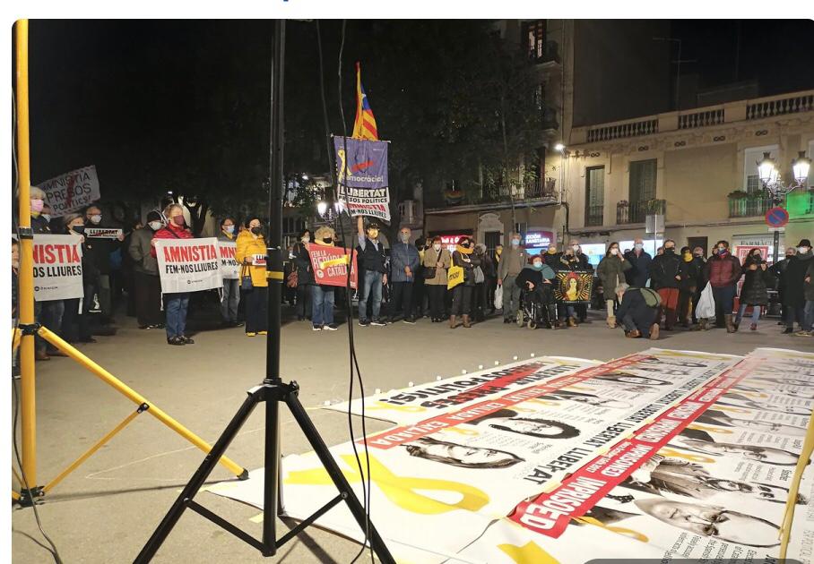 CDRFarro's tweet photo. Cap intenció de deixar de lluitar als carrers per l'alliberament dels presos polítics #JudiciFarsa
Però si  la JEC prohibeix manifestar-se, hi anem amb més ganes ✊🏿 🖕🏿
‼️*‼��� #Independencia
#LlibertatPresesPolitiquesIExiliades 
@CDRFarro @GraciaLlibertat
📍Plaça Vila de Gràcia 🎗 https://t.co/VYHKxy8lBF