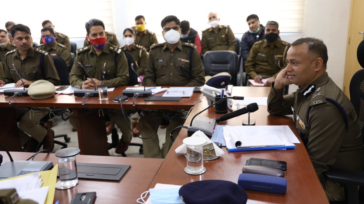 FBDPolice's tweet photo. CP Faridabad ने मासिक अपराध समीक्षा बैठक में SHOs, ACPs &amp; DCPs को आदतन अपराधियों पर नज़र रखने, जघन्य अपराध में शीघ्र गिरफ़्तारी करने एवं पीड़ितों के प्रति सहिष्णुता का भाव रखने के लिए कहा। ट्रैफ़िक पुलिस की सड़क सुरक्षा माह आयोजनों के लिए की सराहना। फ़िट्नेस,अनुशासन पर दिया ज़ोर। https://t.co/8lRaqHyP0F