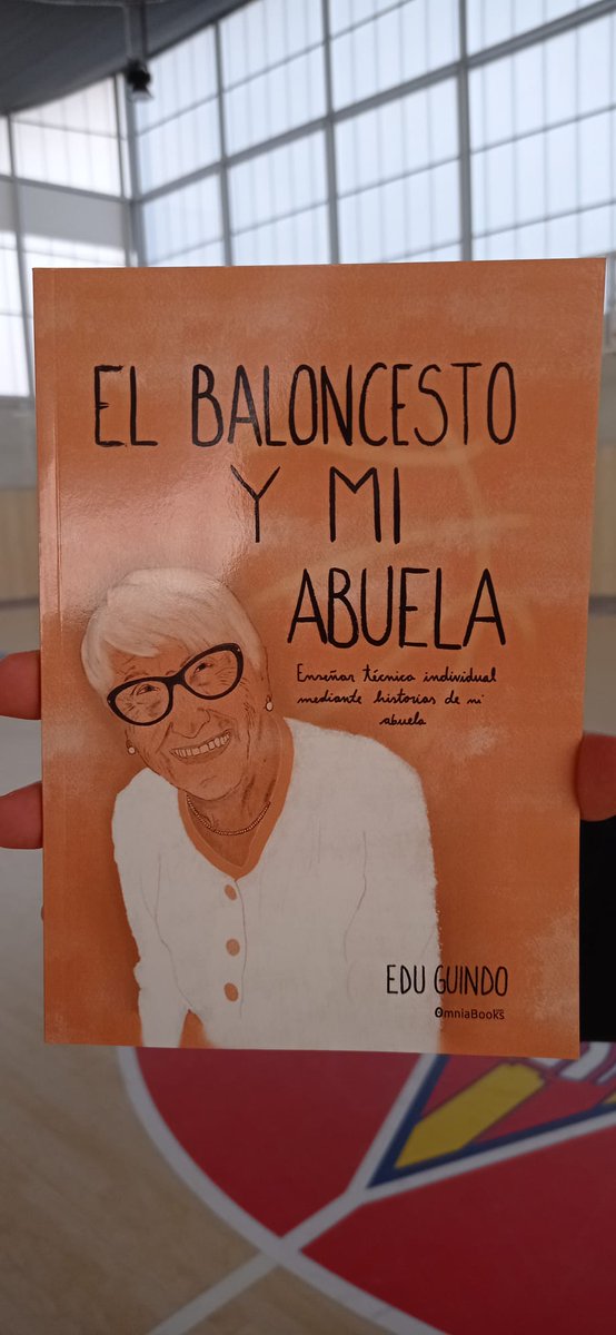 CanalTerrassa's tweet photo. 🏀🎙️#BÀSQUET | Avui hem parlat amb Edu Guindo, entrenador del @CNTerrassabkt, que publica 'El baloncesto y mi abuela', un llibre on ensenya tècniques mitjançant contes protagonitzats per la seva àvia 

⚠️Ben aviat a https://t.co/EvFEpFU9C8 | #Terrassa #esportstrs @FCBQ https://t.co/H06CYjE4Ch