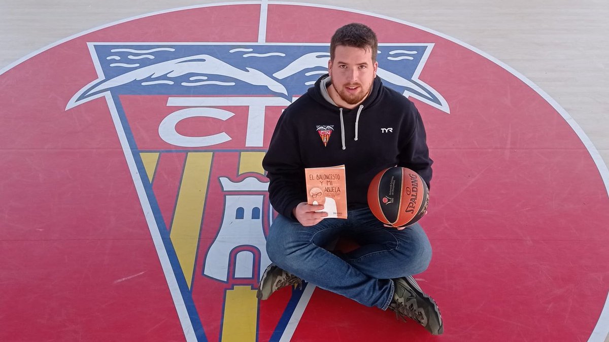 CanalTerrassa's tweet photo. 🏀🎙️#BÀSQUET | Avui hem parlat amb Edu Guindo, entrenador del @CNTerrassabkt, que publica 'El baloncesto y mi abuela', un llibre on ensenya tècniques mitjançant contes protagonitzats per la seva àvia 

⚠️Ben aviat a https://t.co/EvFEpFU9C8 | #Terrassa #esportstrs @FCBQ https://t.co/H06CYjE4Ch