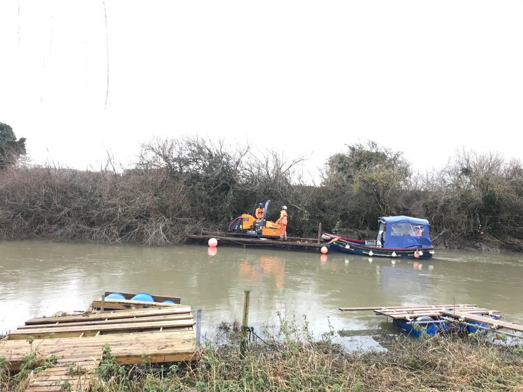 DeTom48's tweet photo. Today I visited the #GreatStour in #Kent to see how our contractors from #LandandWater and #HighwayMarine are getting on with removing blockages from the river, and adhering to #GovernmentGuidance on #Covid19 ⁦@EnvAgencySE⁩ ⁦@Kent_cc⁩ https://t.co/B6rMK6fnPQ