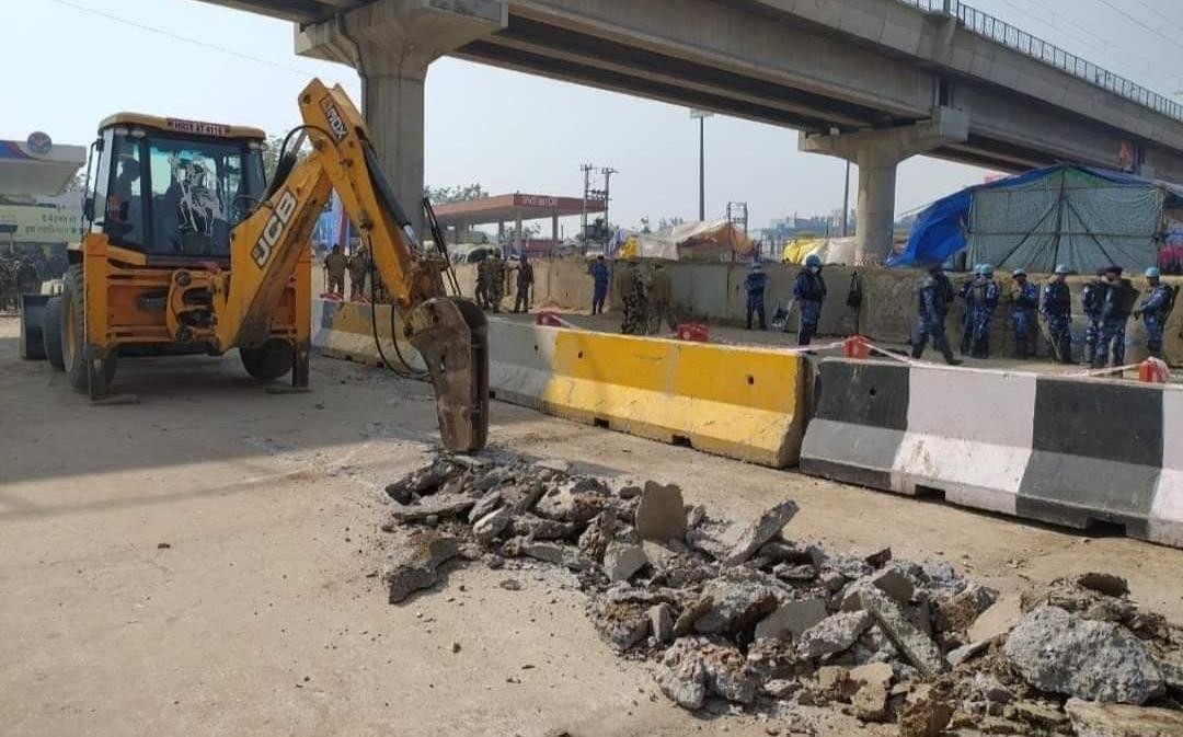 प्रधानमंत्री जी,

देश की जनता टैक्स सड़के बनाने के लिए देती है, सड़के उखाड़ने के लिए नहीं।