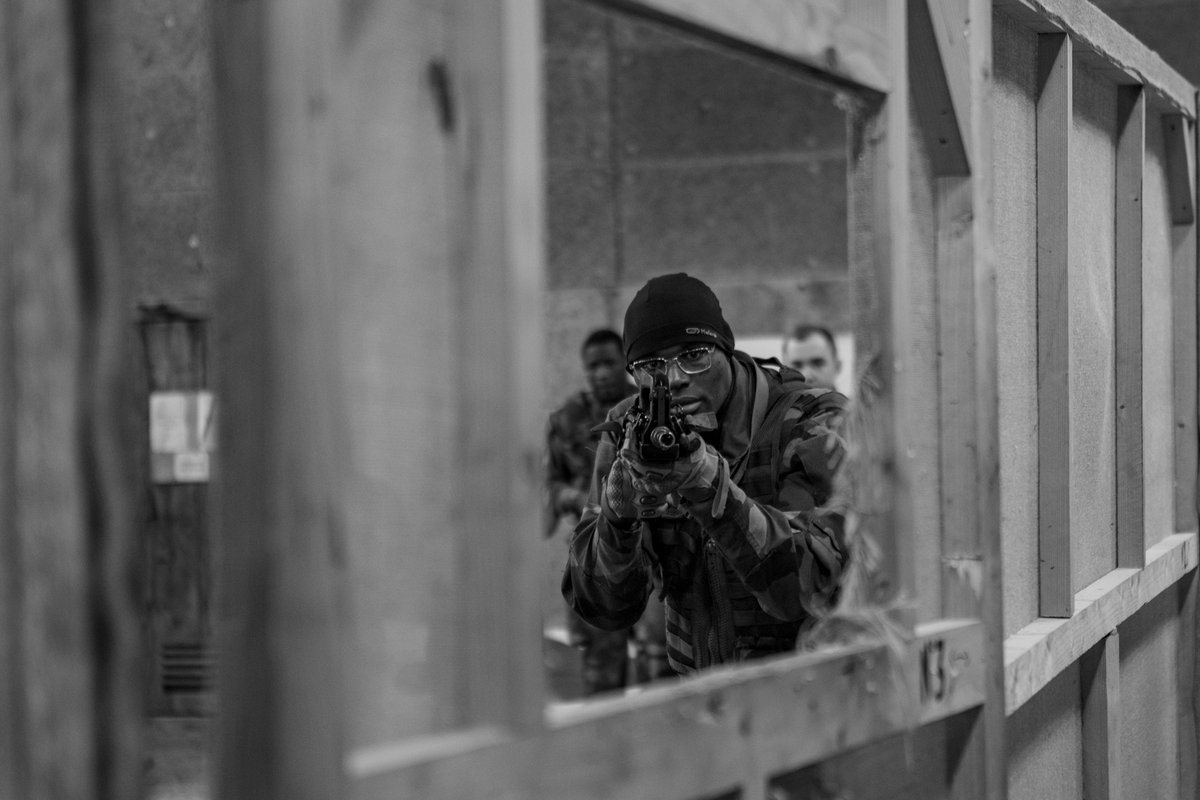 #TrainingTuesday 💥
🇫🇷 #soldier during an #exercise in urban area. 
#PrepasOps #alwaysready #Readiness #ÀLaHauteur