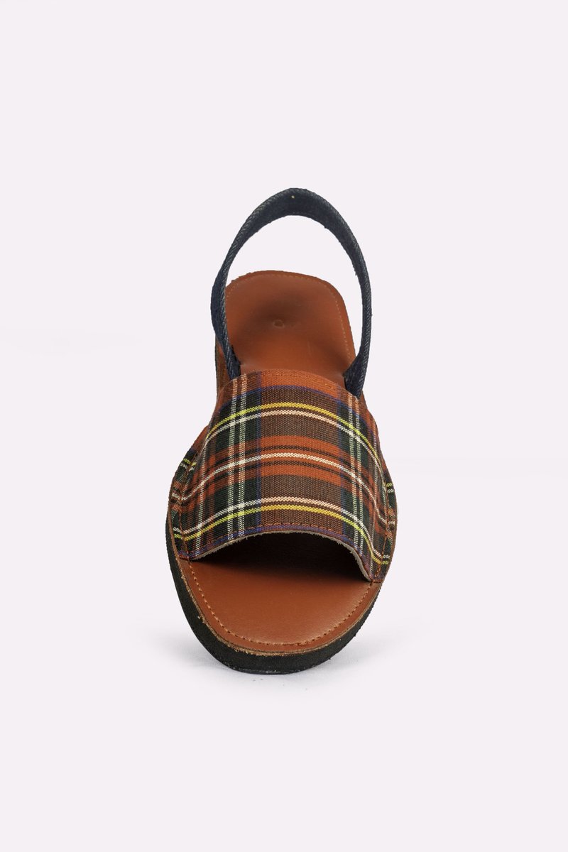 Afrolago2's tweet photo. @Afrolago2 best shoes ,bags#madeinrwanda #madeinafrica.   @cakamanzi @AngeKagame @LuckyIbnMiraj https://t.co/VAMCF8Pl8X