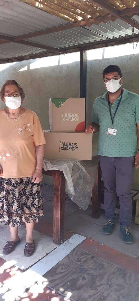 JoviNomas's tweet photo. Todos preguntábamos ¿dnd están los kit de la campaña #VamosChilenos? Y bue: Candidatos a concejal #UDI usan electoralmente donaciones de “Vamos Chilenos” de Don Francisco para campaña en #EstCentral. Se trata de Sebastián Fuentes Gallardo y Cristián Castañeda Catalán. https://t.co/CWnBwdxWfv