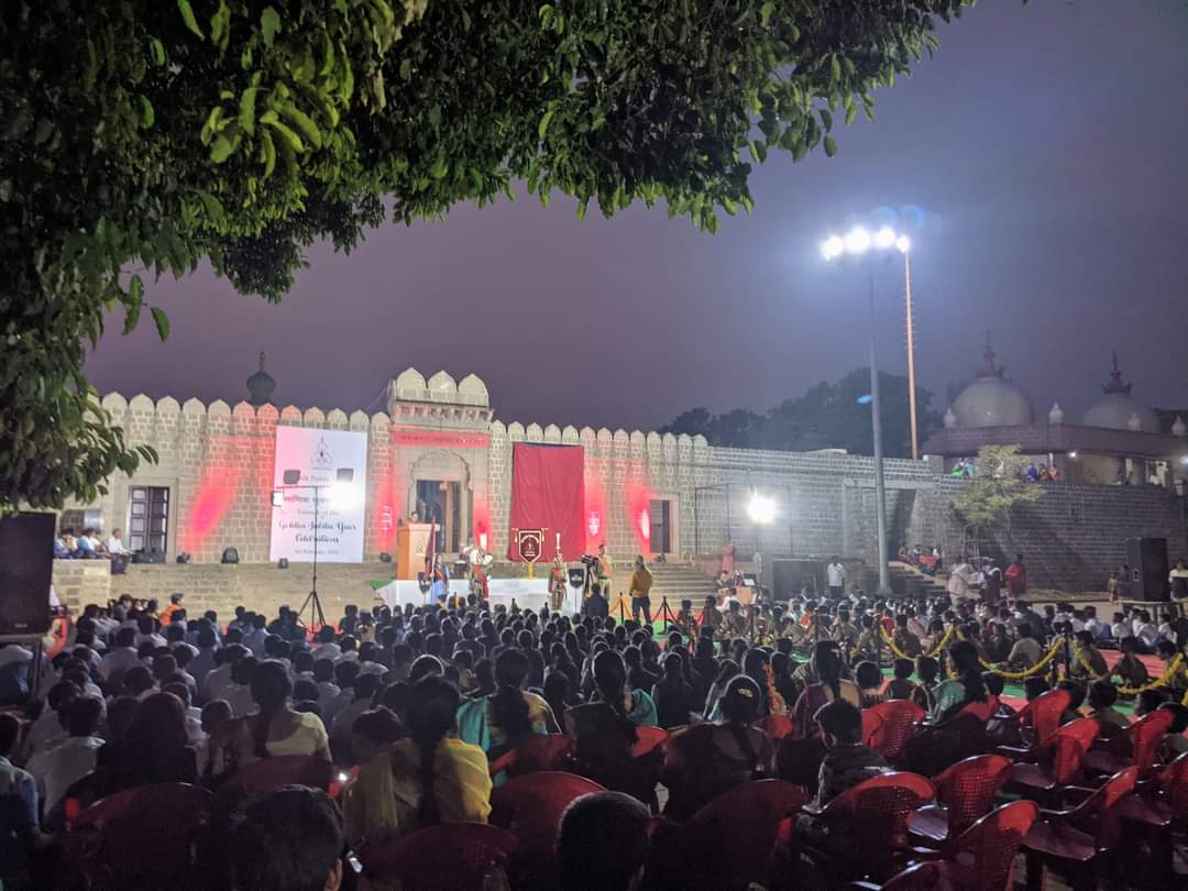 charu_prabhu's tweet photo. Shreeji unveiled a special logo and lighted a lamp to mark the inauguration of the Golden Jubilee Year of @MPS_Maniknagar. The event was organised on the occasion of 49th Founder's Day celebrations (Feb. 1) with great pomp and fervour. + https://t.co/3gSFUdDwKn