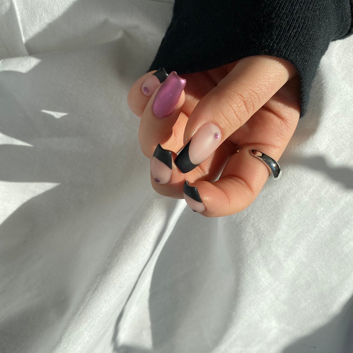 シェリーラメール Na Twitterze 王道の白フレンチも可愛いけど 黒のフレンチも可愛くておすすめです 池袋ネイル 新宿ネイル 原宿 ネイル ネイルアート ネイルデザイン オーロラネイル ビジューネイル 韓国ネイル キラキラネイル フレンチネイル