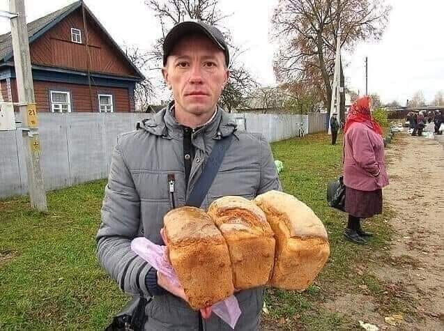 pauzajj's tweet image. Sam piecze chleb i rozdaje go w swojej wiosce osobom potrzebującym. Niech ten facet będzie znany na całym tt.