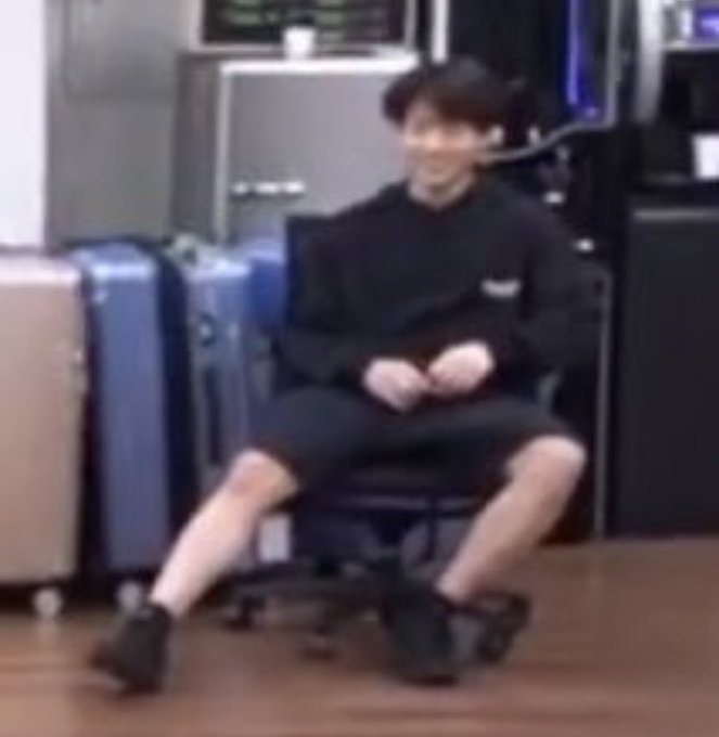 manspreading but in ᵗᶦⁿʸ