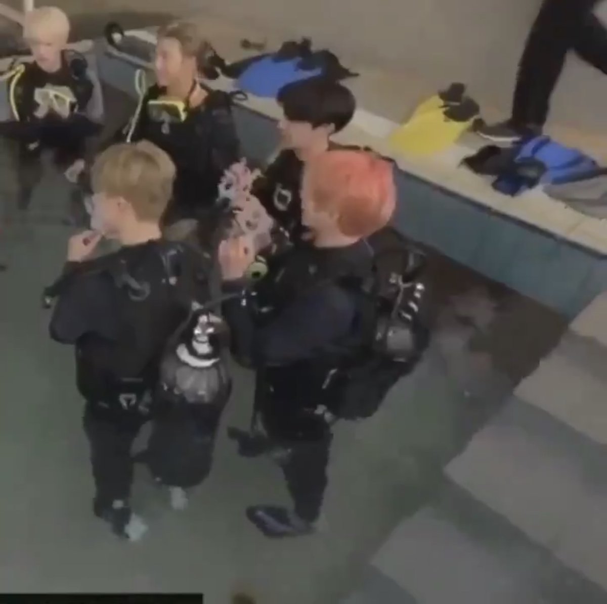 the water is up to his tummy aaaa 