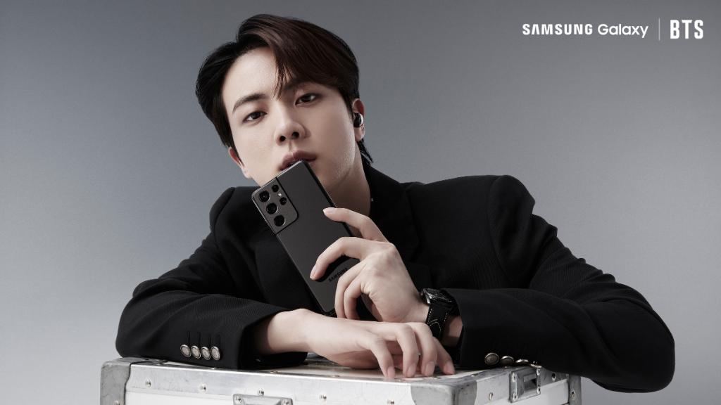 The brand-new #GalaxyS21Ultra in Phantom Black. <a href="/BTS_twt/">방탄소년단</a>’s #Jin thinks it’s *almost* good enough to eat, what do you think? Also featuring the ever-stylish #GalaxyBudsPro. Available now: spr.ly/6019Hdo61