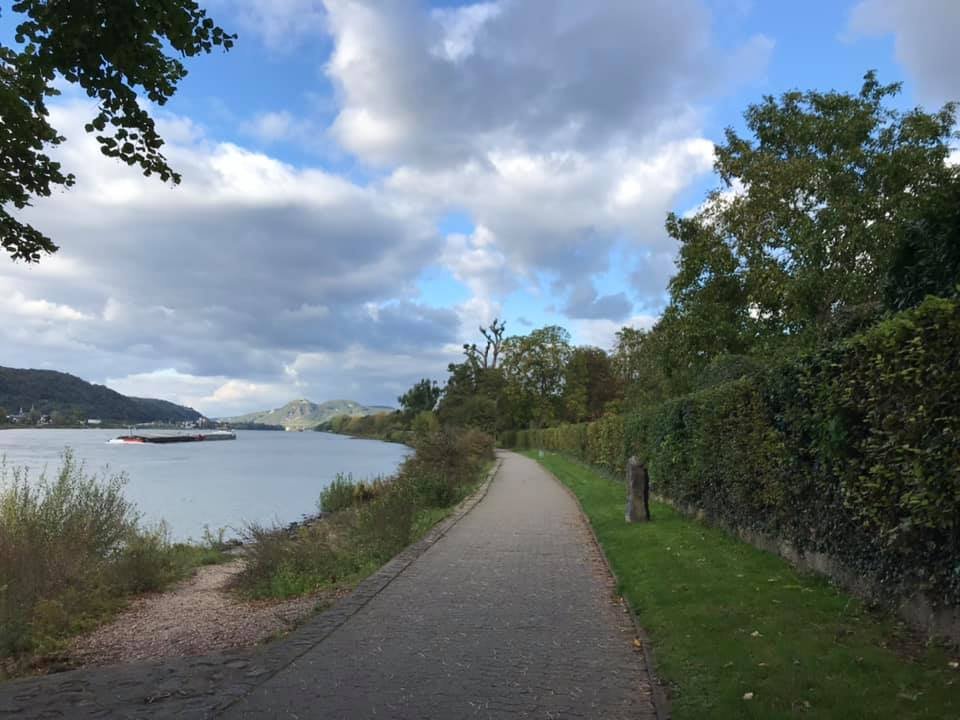 Unkel is one of the few places on the Middle Rhine with a car-free Rhine promenade. The path right on the river bank invites you to stroll and offers fantastic views of the Drachenfels and Rolandsbogen. #traveltuesday #germany @GermanyTourism