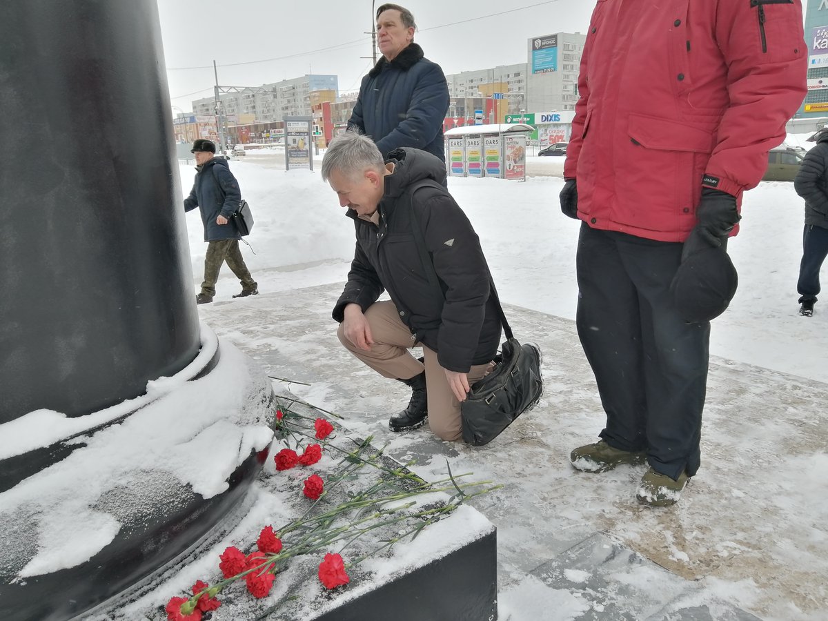 2 февраля в День разгрома советскими войсками немецко-фашистский войск в Сталинградской битве представители общественных организаций Заволжского района города Ульяновска, администрации Заволжского района города Ульяновска, МБУ «Симбрицит» почтили память погибших в этой битве.