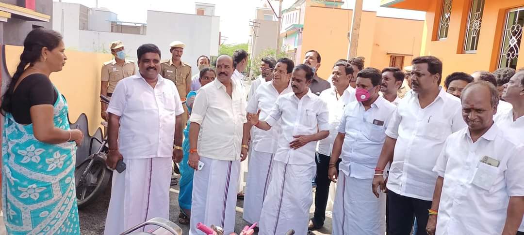 SevoorarAIADMK's tweet photo. ஆரணி நகராட்சிக்கு உட்பட்ட பகுதிகளில் கடந்து நான்கு ஆண்டுகளில் சுமார் ரூ.29 கோடி மதிப்பீட்டில் தார் சாலைகள், கால்வாய் அமைக்கப்பட்டுள்ளது. அதன் ஒரு பகுதியாக ஆரணி மகாலட்சுமி நகரில் பக்க கால்வாயுடன் கூடிய சாலைகள் அமைத்து முடிவுற்ற நிலையில் நேற்று நேரில் சென்று ஆய்வு மேற்கொண்டேன். https://t.co/7vJbsZlXmm