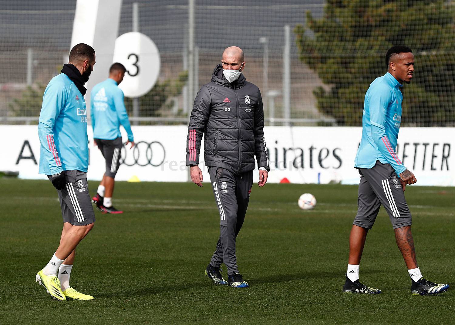 Real Madrid ³⁴ on Twitter: "The session, led Zidane, got underway with muscle activation exercises and a series of short long endurance runs. https://t.co/OjoiYzwCHb" / Twitter