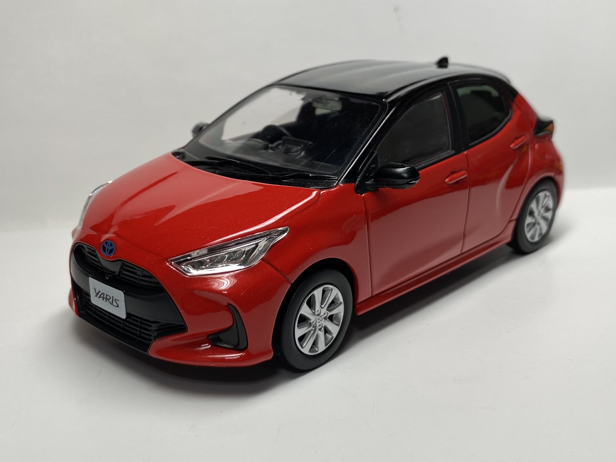 トヨタGRヤリス カラーサンプル ミニカー 赤 新型GRヤリス ミニカー