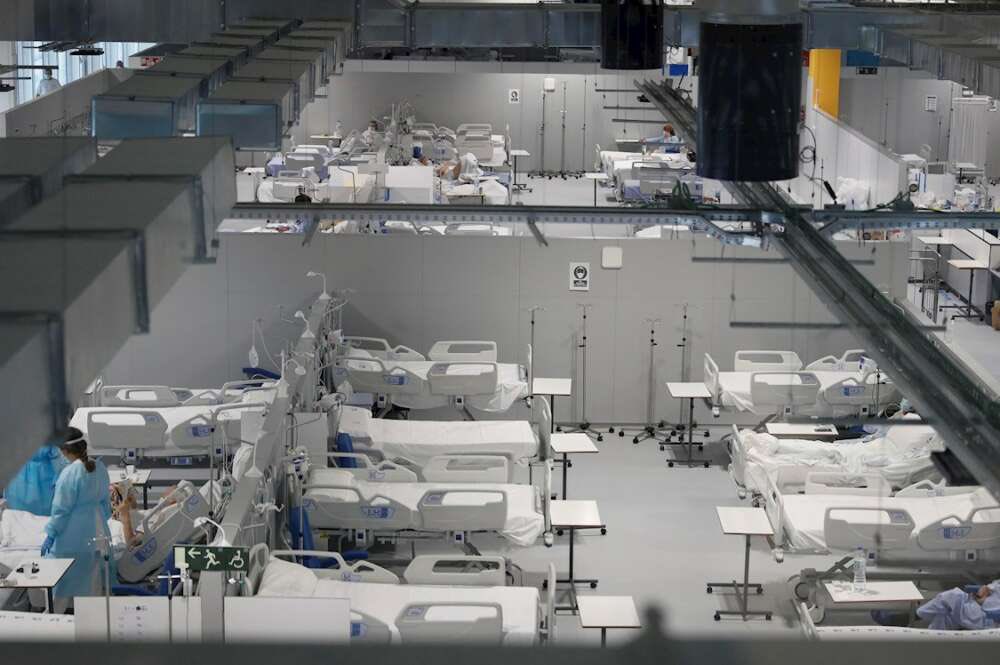 antblaz's tweet photo. Las comparaciones son odiosas... pero hoy en los informativos a bombo y platillo el hospital de Ifeba para Covid en Badajoz. Eso no es un hospital, es un albergue para indigentes o un puñetero camping. Adjunto foto del Zendal para ver las pequeñas diferencias. https://t.co/yS2Drm5zRy