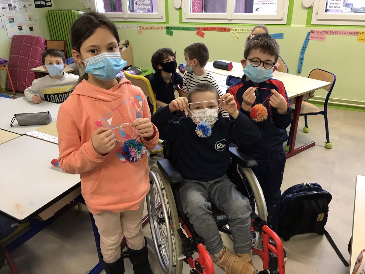 On a fabriqué des pompons en laine 🧶😎🤩