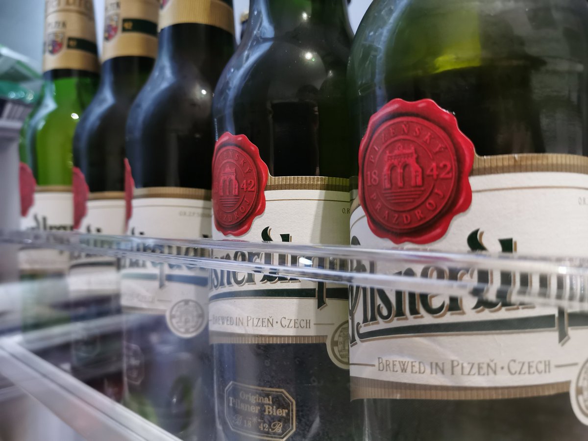 info_muc_com's tweet photo. Kein Bier vor vi... Doch ist es ja schon vier!!!!! 
お勤め終了→冷蔵庫へ直行🍻
ということでお疲れさまでした🍺

#ビール
#お疲れさま
#pilsnerurquell
#ウルケル https://t.co/b44ttL3OwO