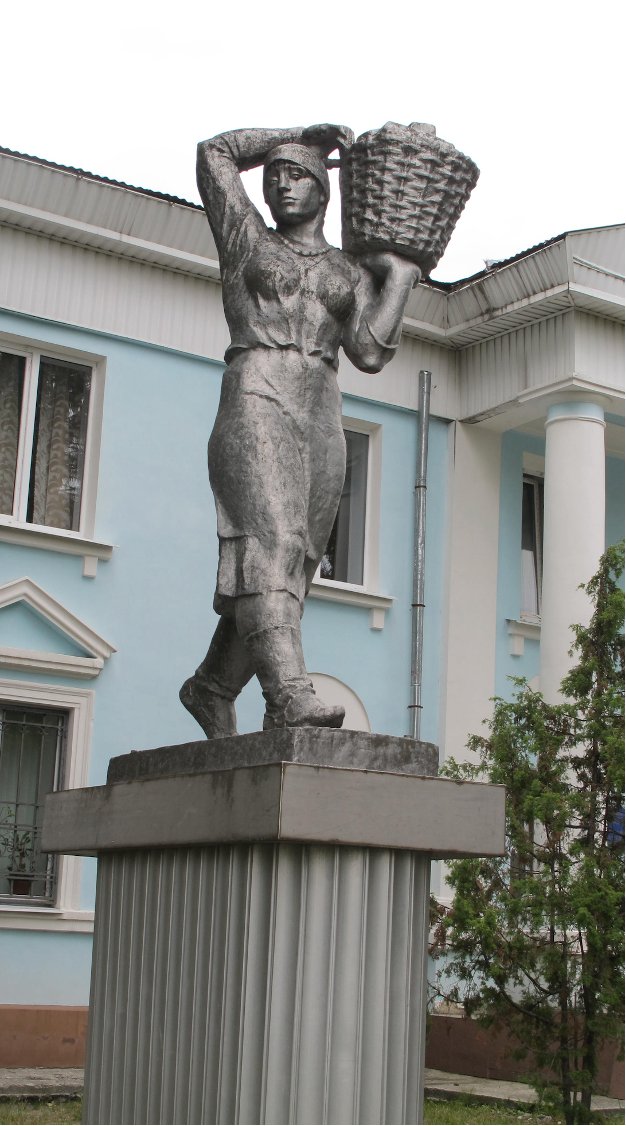 2/6 Manual labour, often by women, was an important feature of early Soviet peat mining. This statue in front of Shatura’s Museum of Local Lore memorizes the labour of female peat workers (torfyanitsy).