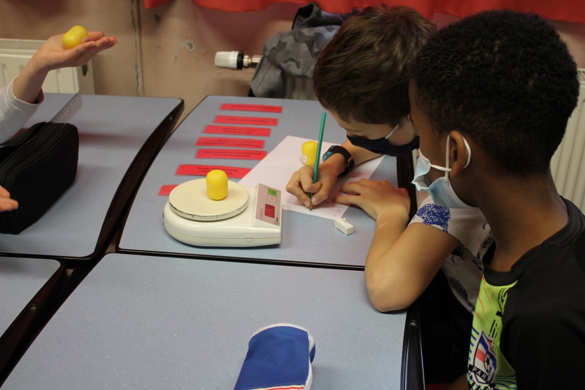 Ifremer_fr's tweet image. Aujourd'hui, @MenuClara, doctorante à l'Ifremer, intervenait auprès d'une classe de 6e du collège de Kerhallet, à Brest, qui a adopté un flotteur qui sonde actuellement les eaux autour des îles #Kerguelen 🌏 @AdoptaFloat
➡️ Au programme : initiation à la démarche scientifique !