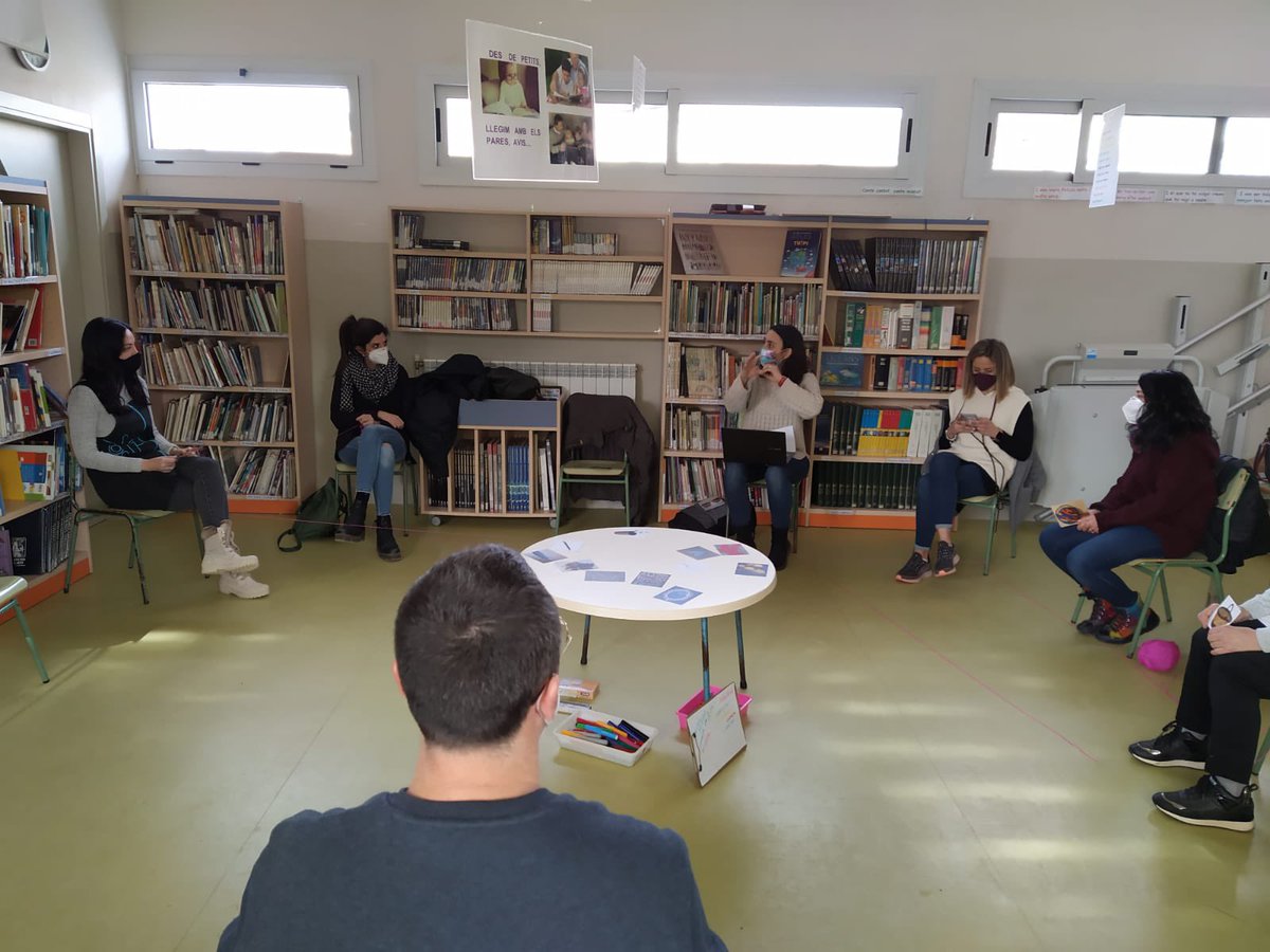 PauCasals_Rubi's tweet image. El claustre reb formació @MesSistemic: Cuidar-nos x a poder cuidar. Eines x superar el dol d pèrdues i decidir com volem/ podem viure el moment actual   
Taller #POEFA: Programa finançat x @educaciongob i cofinançat x #fondosocialeuropeo 🇪🇺
@educaciovoc #rubicity @aliancesmagnet