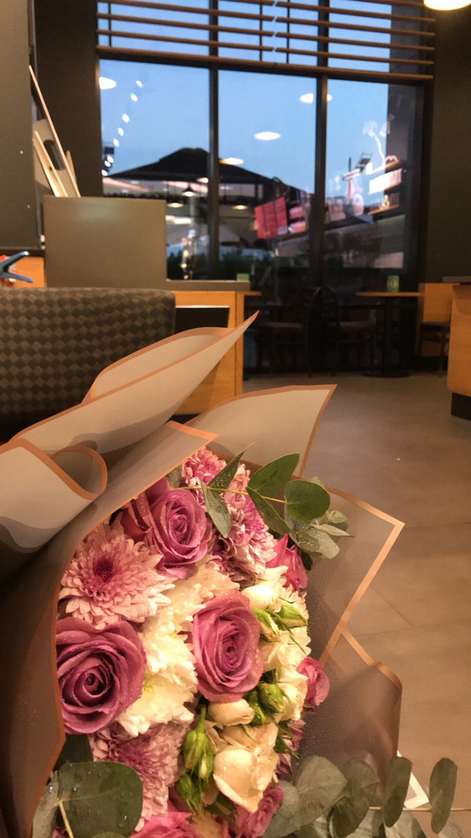 صحيح ماندري عن اللي يكنّون 
ولحدٍ عن قلوب الأوادم . .#تنّبا 

مهما الليالي تستر اللي يخبّون 
تبدي لك الايام . . شيٍء #مخبّا