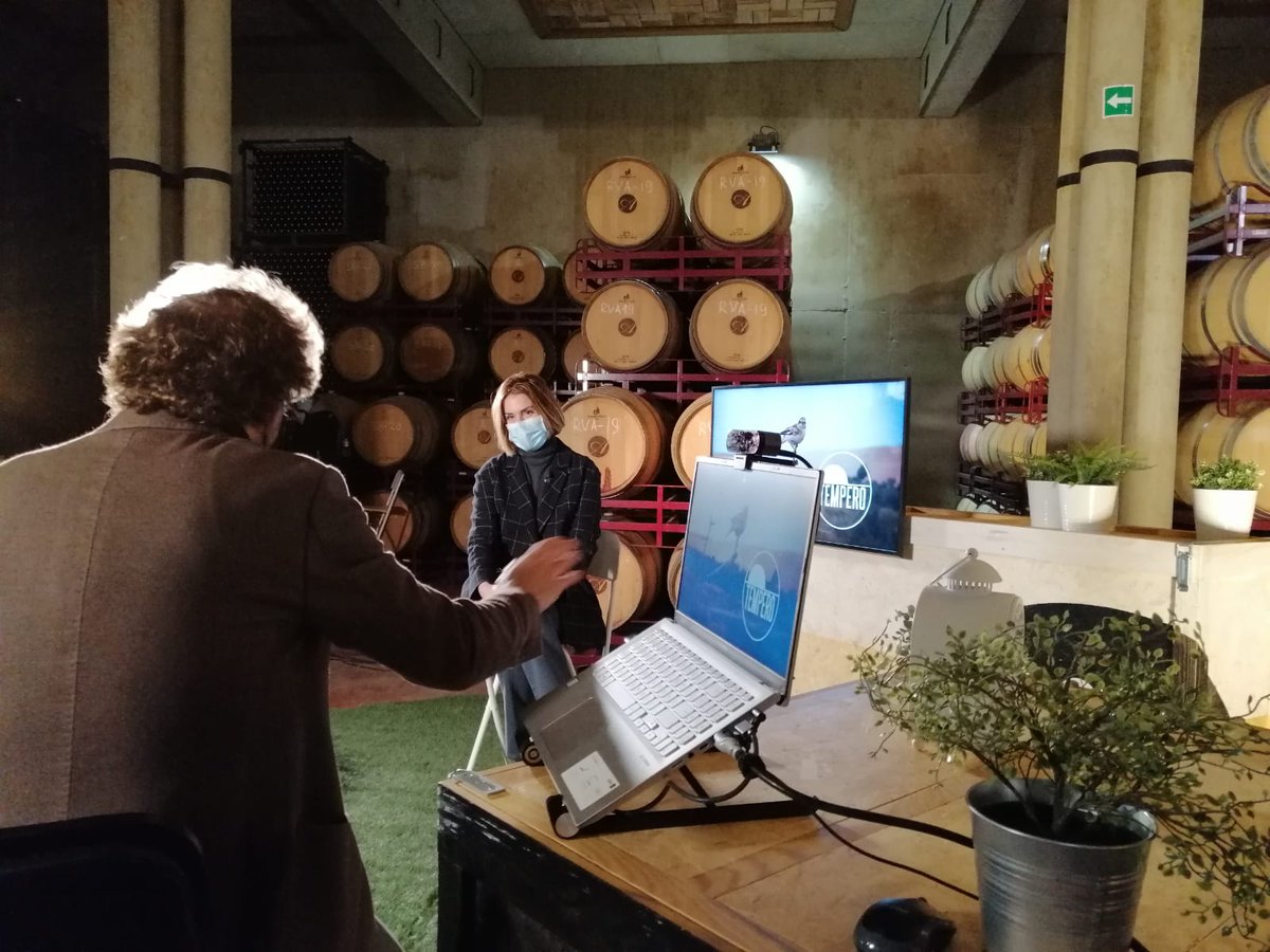 👋 Hola amigos!

🚜🍇🍷Este fin de semana, viajamos hasta la Comarca del Campo de Cariñena para visitar las bodegas <a href="/Pago_Ayles/">BODEGA PAGO AYLÉS</a> .

Sobre este singular vino hablaremos en #Tempero y de otros temas que os desvelamos por #Twitter 

📺 Sábado y domingo <a href="/aragontv/">Aragón TV</a> 

#TemperoConecta