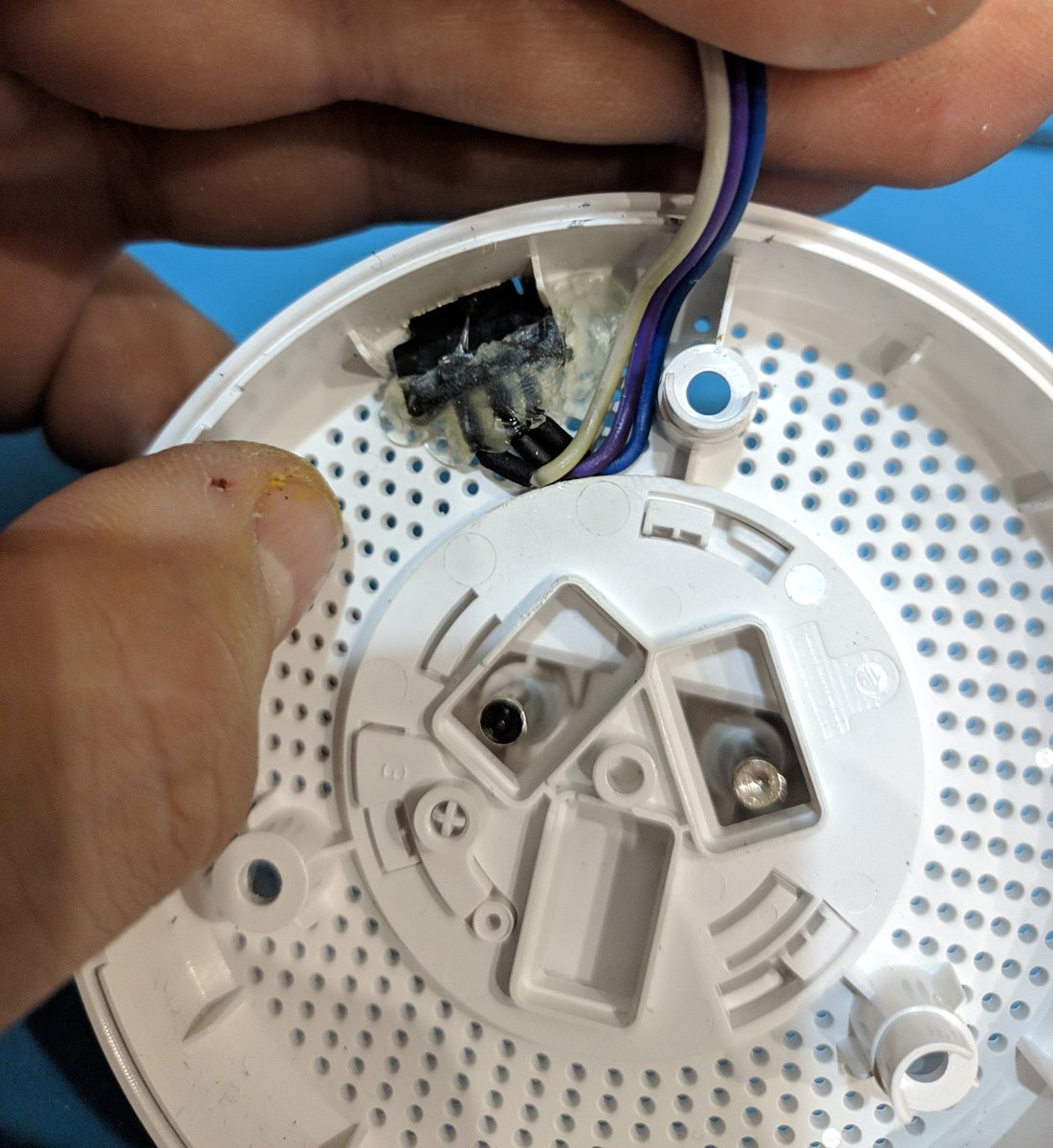 tudimoncom's tweet photo. Вывожу разъем UART на корпус евро шлюза Xiaomi DGNWG05LM (Контролёр датчиков Mi), чтобы получить root права и прошить на него стороннюю прошивку OpenWrt с ZESP (Zigbee&ESP)
#gateway #zigbee2wifi https://t.co/q80K2dtFyn