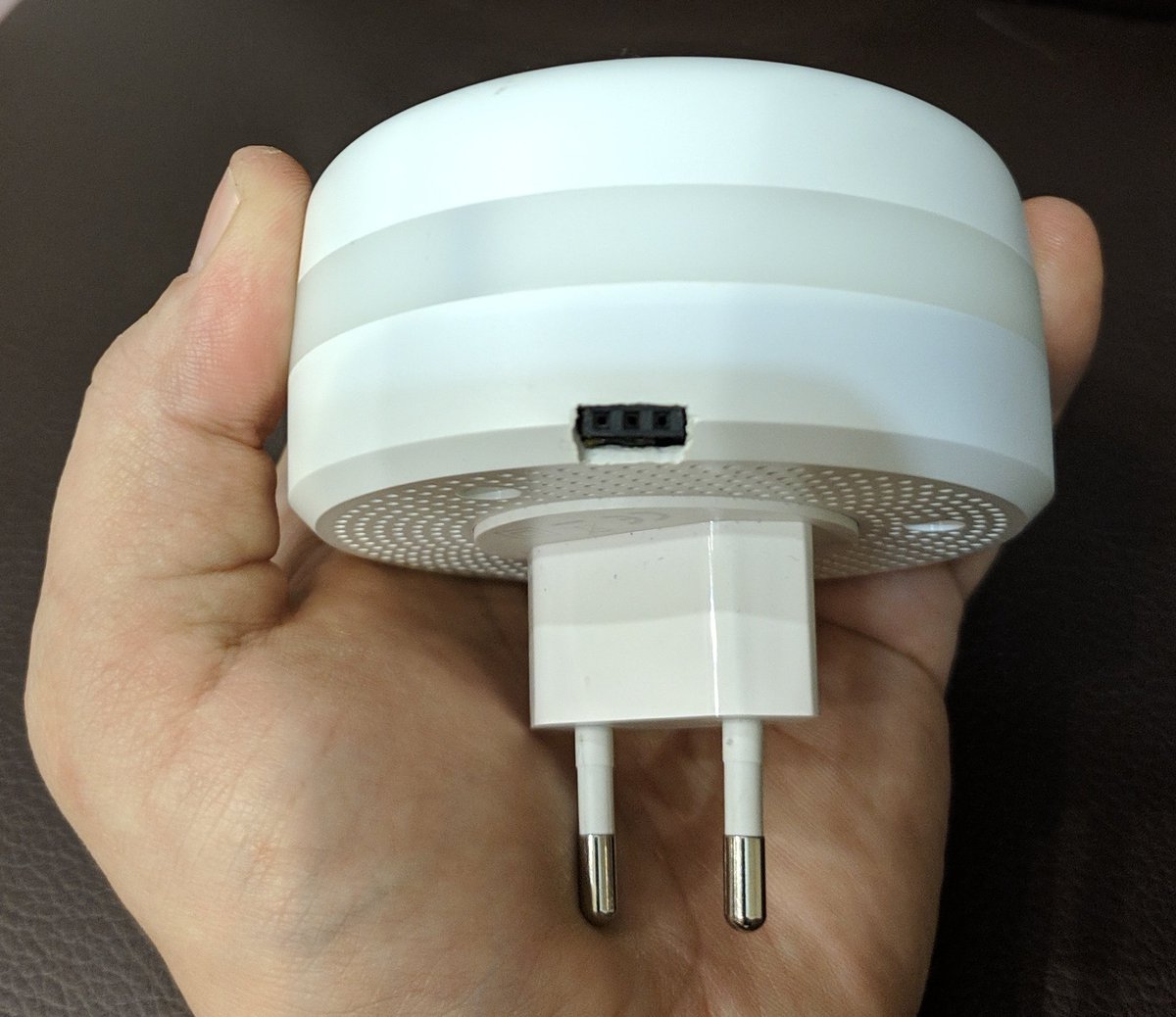 tudimoncom's tweet photo. Вывожу разъем UART на корпус евро шлюза Xiaomi DGNWG05LM (Контролёр датчиков Mi), чтобы получить root права и прошить на него стороннюю прошивку OpenWrt с ZESP (Zigbee&ESP)
#gateway #zigbee2wifi https://t.co/q80K2dtFyn