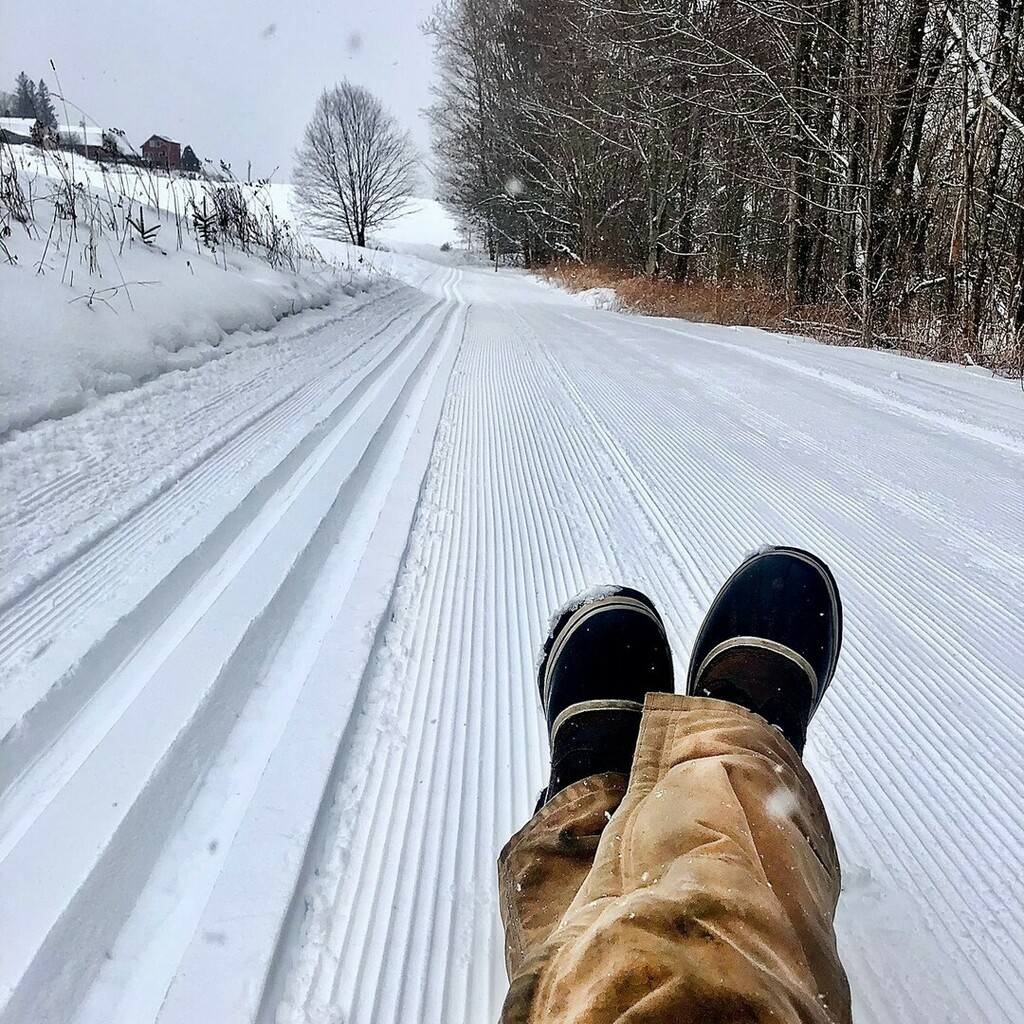Roses are red, 🌹
fresh snow brings joy. ❄️
If you're out on the trails, 
shred some fresh CORDUROY! 🎿

Thanks to @fattyonken  for the great 📸 and to the KT Trail crew for really "laying it down" on the job 😉

#kttrailcrewtuesday⚒️ 
#ridewithgratitude 
#skiwithgratitude 
…