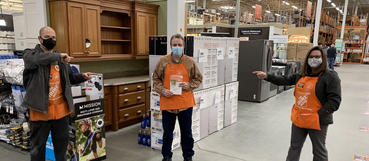 DM @TammyColemanTHD recognizing d31 rockstar Matt for his GET principles at the service desk!