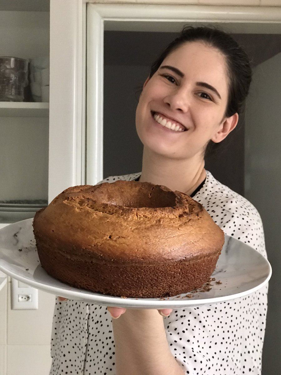 brunafr_'s tweet photo. Essa é a mãe de uma bebê de quase dois meses, com olheiras e descabelada, depois de fazer seu bolo que só depois que começou percebeu que não tinha farinha de trigo. https://t.co/jPMawN2qKk