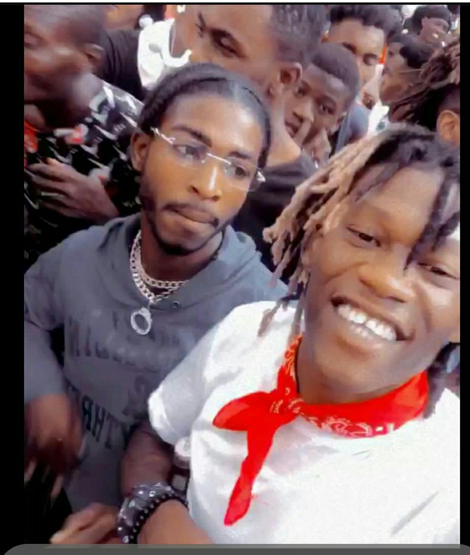 AvocatYo's tweet photo. Lè wal nan yon party @POPSMOKE10 bo katedral😂😂😂

@ToutMounWel @Jhanedouze @HitmagazineHT https://t.co/P81bOK9Om2