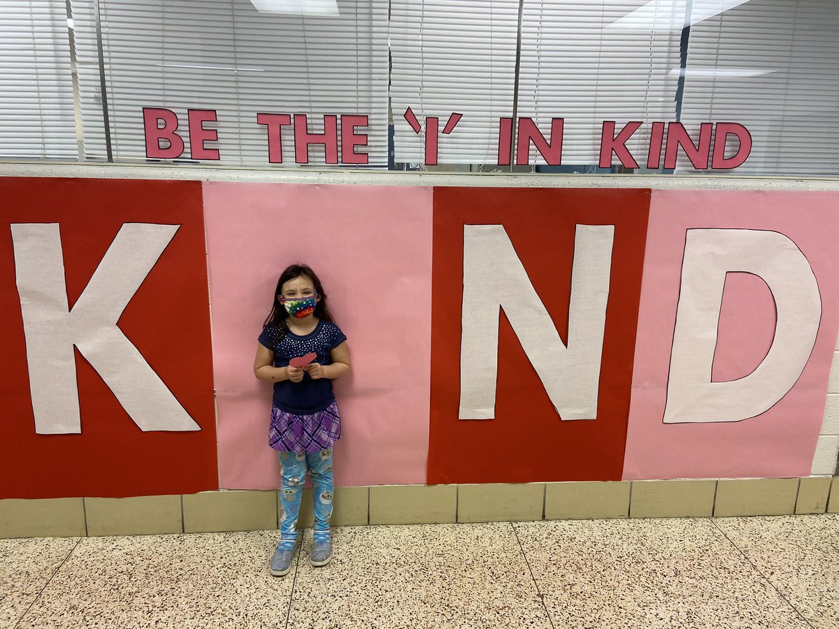 MrsSklad's tweet photo. Sharing kindness!  Helping out Mr. Gary and Ms. Heather. #iinkind #SalkSoars https://t.co/c4esS3Tt0O