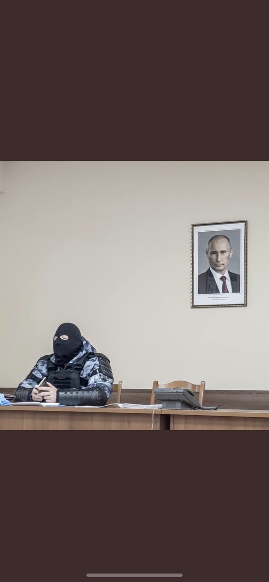 JariTervo1's tweet photo. Dmitri Markov otti tänään moskovalaisella poliisiasemalla kuvan nyky-Venäjästä.

#Navalnyi #Putin #DmitriMarkov https://t.co/CsfsJFBEWI