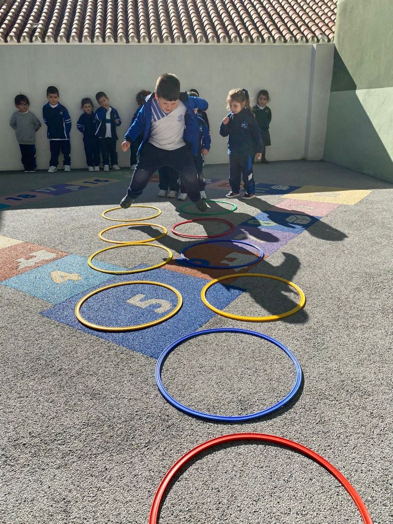 Nuestros #alumnos de #EducaciónInfantil se lo pasan bomba en las clases de #deporte. 😊
Te dejamos con algunas imágenes de las actividades tan divertidas que han realizado.👇