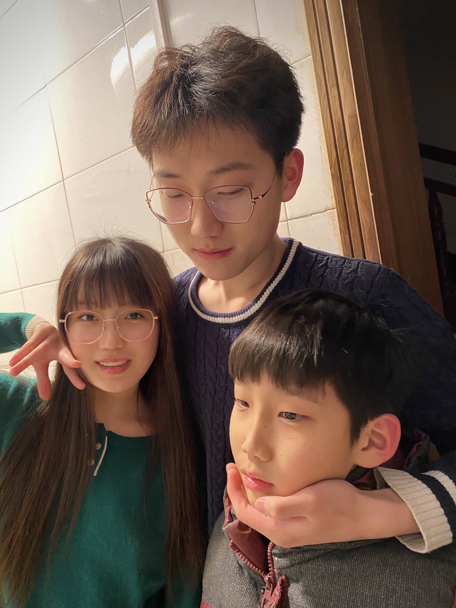 ting_sian's tweet photo. I’m a sister with two younger brothers!! So proud of them as they become better and better. Hope we all can make it 💗 https://t.co/x7YB5be7e6