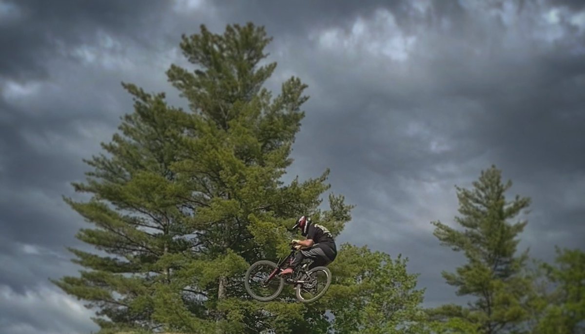 GregIrrgang's tweet photo. Go higher! Go further!  #sendit @TrekBikes @Bontrager @RockShox #rideordie #drop #dh #downhill #treksession #livelife @Fasthouse_ #whenruleswerefew #weracesometimes #americasbikepark https://t.co/dueXUAdaES