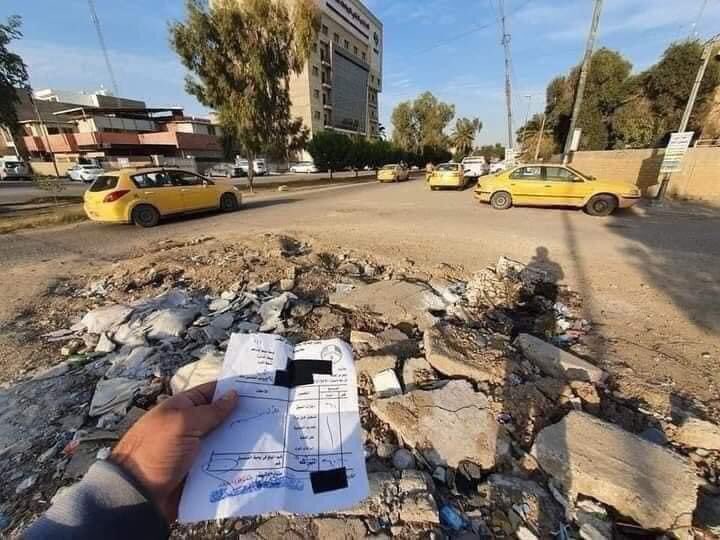 BiologicalMaad's tweet photo. مواطن عراقي دفع مبلغ  ٦٠ الف دينار ضريبة
للطرق والجسور عند تجديده اجازة السوق 
فحمل الفاتورة والكاميرا وتجول في الشوارع ليلتقط حوالي ��٠٠ صورة في مختلف الاماكن ووضع الفاتورة في كل صورة 

وكتب متسائلا اين هي الطرق والجسور ؟؟؟

#الك_الله_ياعراق https://t.co/V1eqxKiX84