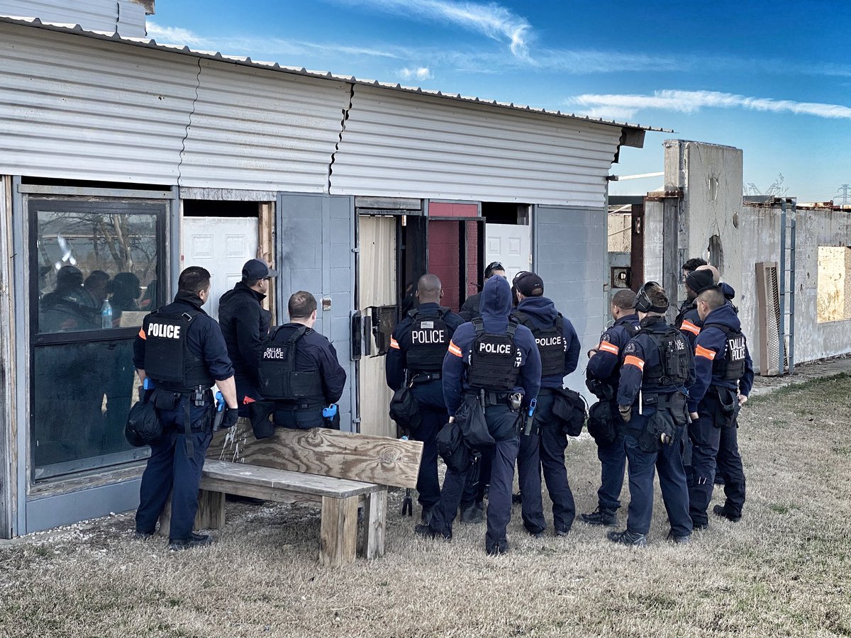 TacticalDPD's tweet image. New SWAT candidates receiving instruction on manual breaching techniques. #dpdswat #dallasswat #keepingdallassafe