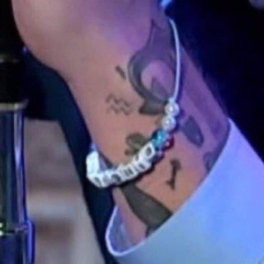 ponyoogirl's tweet photo. cuando a harry, sus fans le dan pulseras siempre las termina guardando y usando por varios meses más y me parece lo más lindo del mundo

#HarriesLoveLoveLoveHarry https://t.co/WU6OkUHQKh