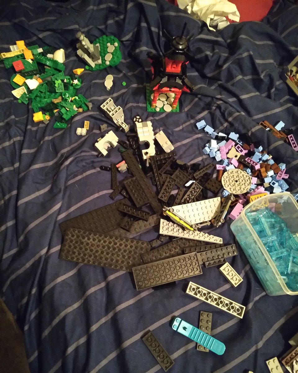 LegendOfNinjago's tweet image. Too often my bed is turned into my lego pile....

#Lego #Ninjago #BuildingInProcess
