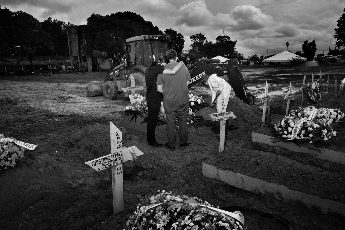 TessRaimbeau's tweet photo. « Le 14 janvier, alors que l'oxygène médical s’était épuisé, plusieurs malades sont morts par asphyxie. »

Le reportage glaçant à Manaus, la «capitale mondiale du Covid» de @RayesChantal &amp; les photos de Tommaso Protti dans @libe 

https://t.co/NawBuH44un https://t.co/ByqguXwZfl