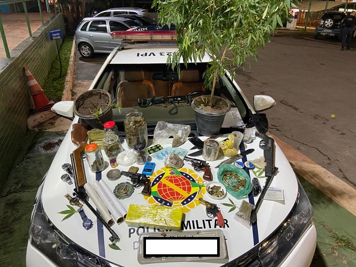 Amazing details in this carefully arranged still life by the Federal District's Military Police - bonus points for the marijuana leafs placed in between other objects