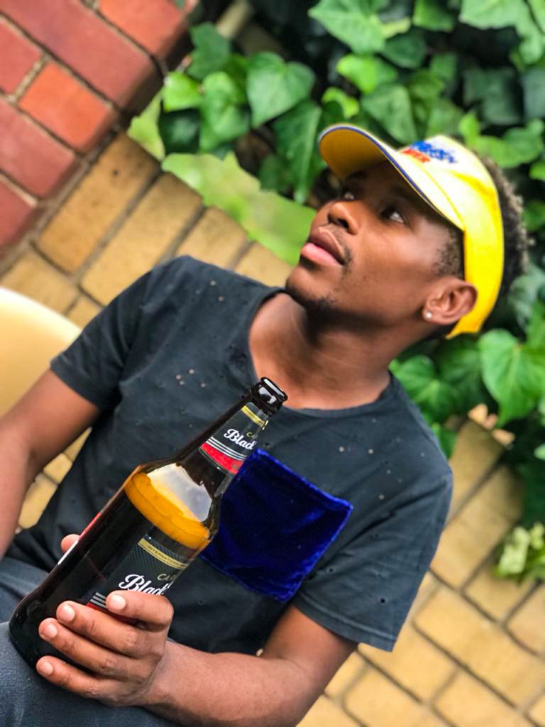 NeoSehloho4's tweet photo. #NowThatAlcoholIsBack  we even fail to support one beer. We drink black and wear Hansa 😂

@carling @blacklabelsa  @hansapilsener https://t.co/1HRGMdUS1O