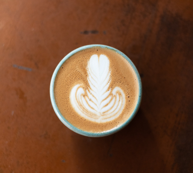 Un último cafecito antes de que sea la hora de comer en la ciudad de todas las drogas. Este que es un ritmo, un reloj, un ritual y un regalo: revistahojasanta.com/tentempie/2021…

☕️ <a href="/alonruvalcaba/">alonso ruvalcaba</a>